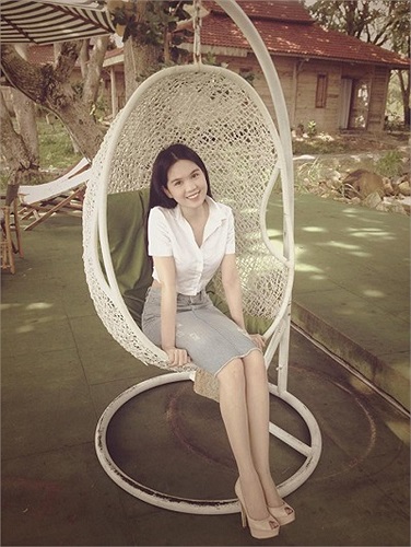 Ngọc Trinh da trắng, eo thon.