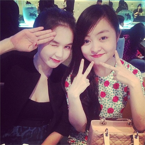 Tạo dáng cùng cô em của mình.