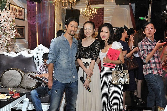 Johnny Trí Nguyễn đứng cạnh người đẹp Đinh Ngọc Diệp.