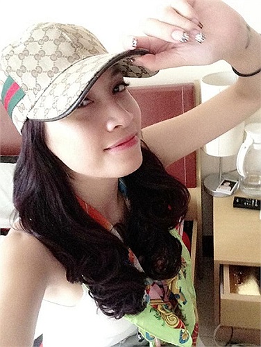 Người đẹp tạo dáng xì tin.