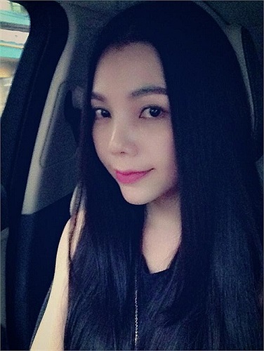 Trà Ngọc Hằng xinh tươi dạo phố.