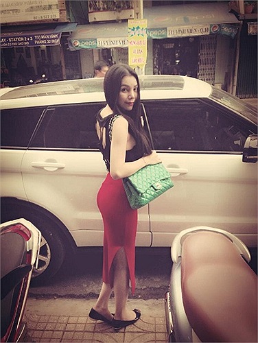 Dù diện trang phục kín như bưng người đẹp vẫn hết sức nổi bật.