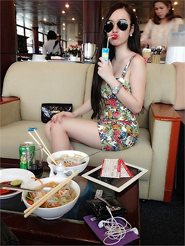 Diện srop top khoe eo thon, váy ngắn cũn cỡn, Angela Phương Trinh quyến rũ và gợi cảm.