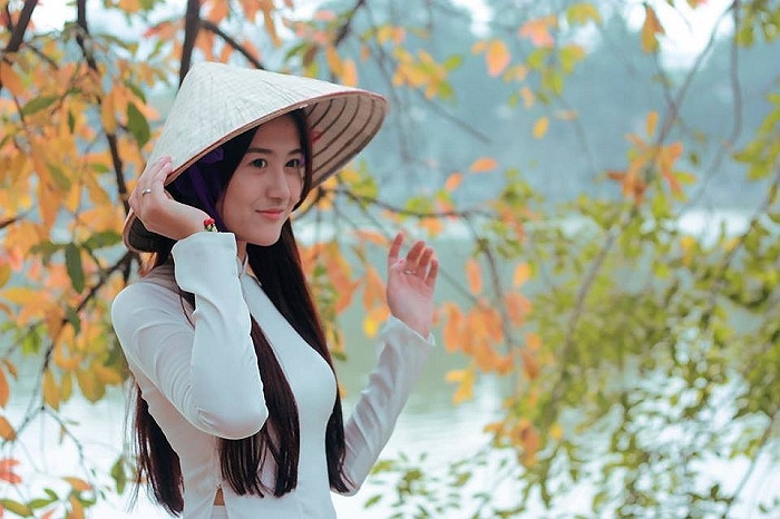 Hà Lade áo dài trắng dịu dàng.