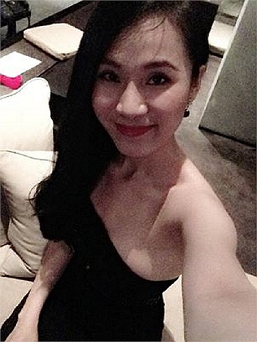 Thái Hà chụp ảnh 'tự sướng'.