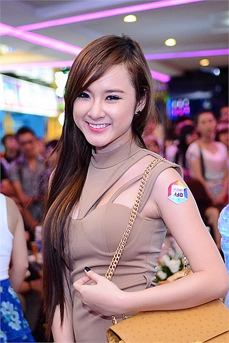 Cô theo đuổi hình tượng gợi cảm.