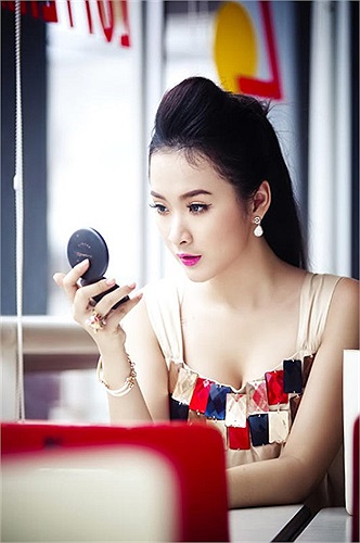 Thậm chí không ít lần Angela phải lên tiếng xin lỗi vì những scandal mình dính phải.