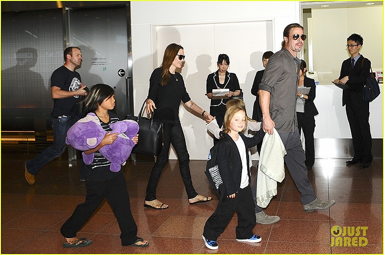 Gia đình nổi tiếng của Brad và Jolie đến Nhật Bản đã lập tức gây sự chú ý ở sân bay quốc tế Haneda, Tokyo.