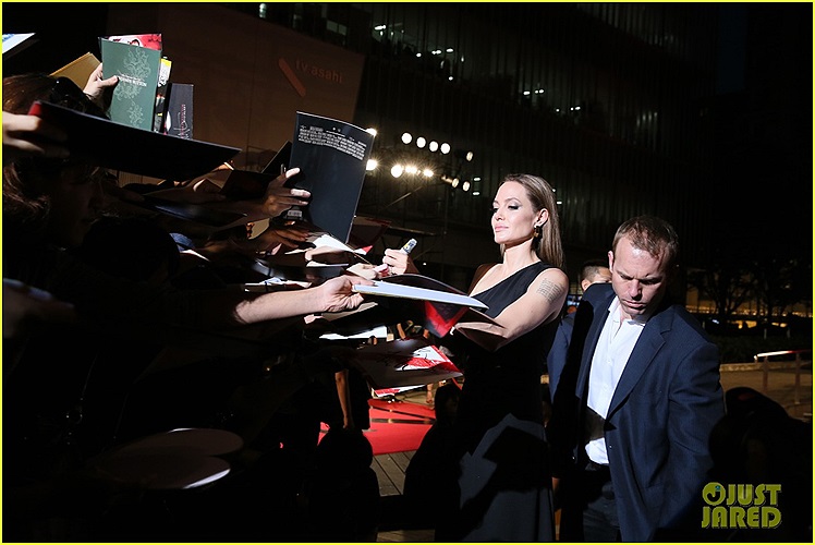 Dự buổi công chiếu phim cùng chồng nhưng Angelina Jolie lại được truyền thông và fan hâm mộ săn đón nhiệt tình.