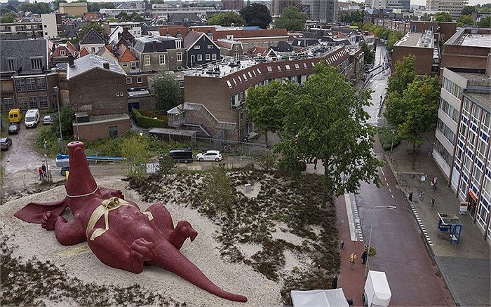 Bức tượng một con heo vòi dài 30m, cao 9m, rộng 12m được trưng bày tại sở thú Burgers, Hà Lan. 