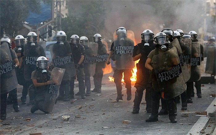 Hình ảnh cảnh sát Hy Lạp vất vả làm việc trong một cuộc bạo động tại Athens.