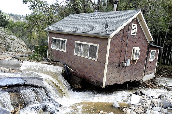 Một căn nhà bị lũ cuốn trôi tại Colorado, Mỹ.
