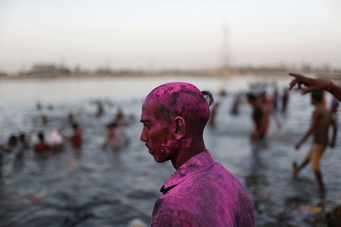 Một tín đồ bôi màu lên cơ thể để tham gia một lễ hội ở New Delhi, Ấn Độ ngày 18/9.