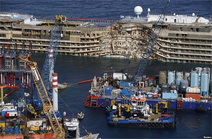 Siêu du thuyền Costa Concordia sau khi được lật thẳng đứng trở lại bên ngoài bến cảng Giglio