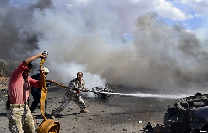 Nhân viên cứu hỏa cố gắng dập tắt đám cháy tại nơi xảy ra vụ nổ xe hơi tại cửa khẩu biên giới Bab al-Hawa của Syria