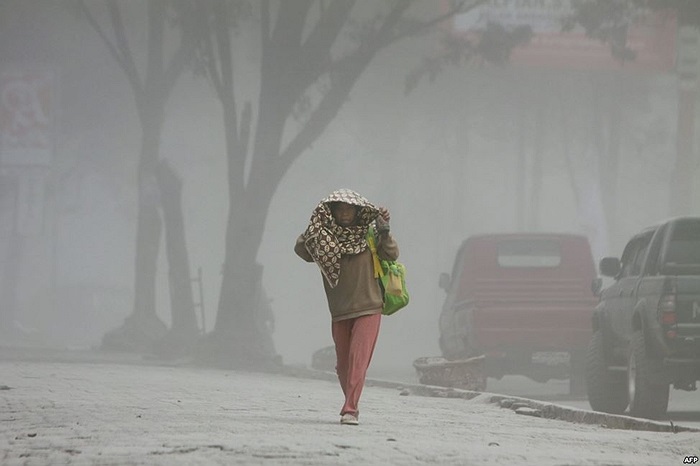 Tro phủ mờ sau một vụ phun trào mới của núi lửa Sinabung ở khu vực Karo và những khu vực khác trên đảo Sumatra của Indonesia