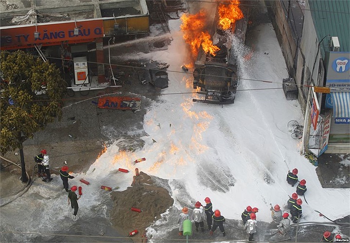 Lính cứu hỏa khống chế đám cháy trạm xăng ở đường Trần Hưng Đạo, Hoàn Kiếm, Hà Nội, Việt Nam