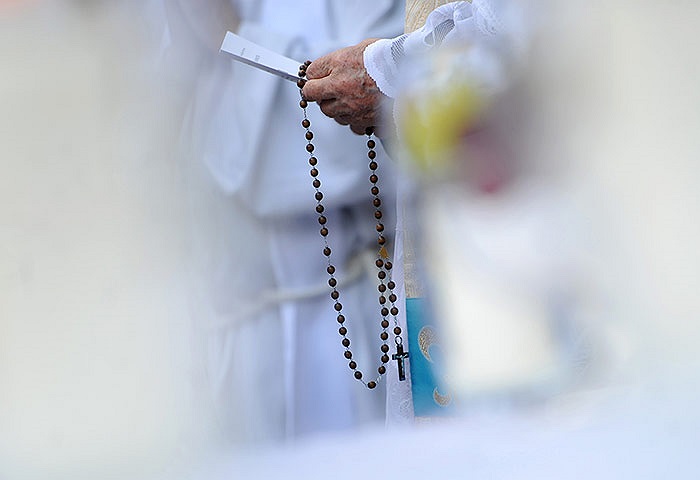 Cha sứ cầm chuỗi hạt mân côi trong một sự kiện ở Moscow, Nga