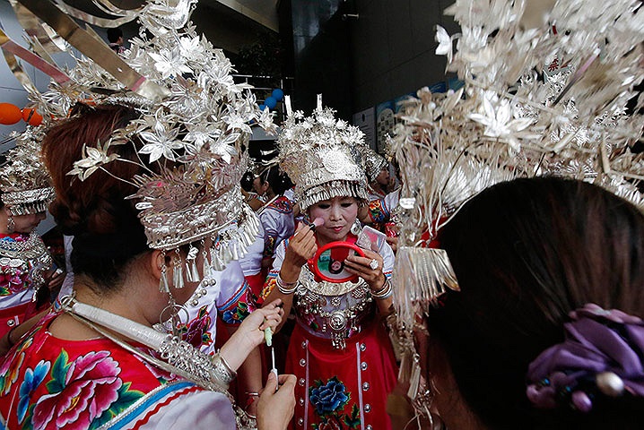 Diễn viên mặc trang phục truyền thống trang điểm trước khi biểu diễn ở Bắc Kinh, Trung Quốc