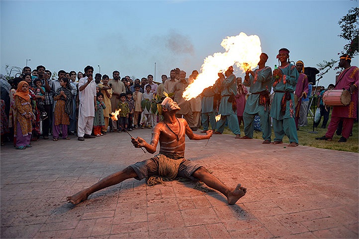Một người đàn ông thở ra lửa ở Islamabad, Pakistan