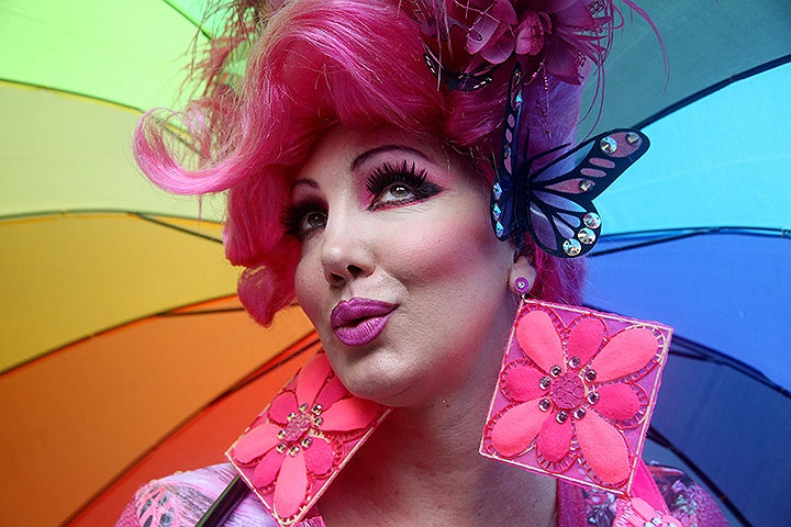 Một người trang điểm sặc sỡ trong Lễ diễu hành của người đồng tính lần thứ 17 ở Sao Paulo, Brazil