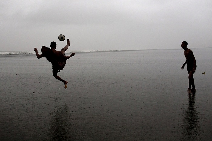 Các chú tiểu chơi bóng ở bãi biển Sittwe, Myanmar trông chẳng khác gì 'đội bóng Thiếu Lâm' Trung Quốc hoành tráng năm nào trên màn ảnh rộng