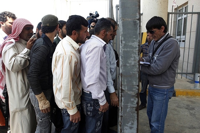 Người dân Syria xếp hàng chờ về nước tại thành phố biên giới Reyhanli, Thổ Nhỹ Kỳ