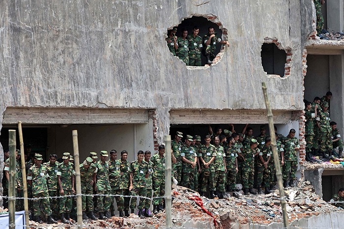 Các binh sĩ cầu nguyện cho các nạn nhân thiệt mạng trong vụ sập nhà ở Dhaka, Bangladesh