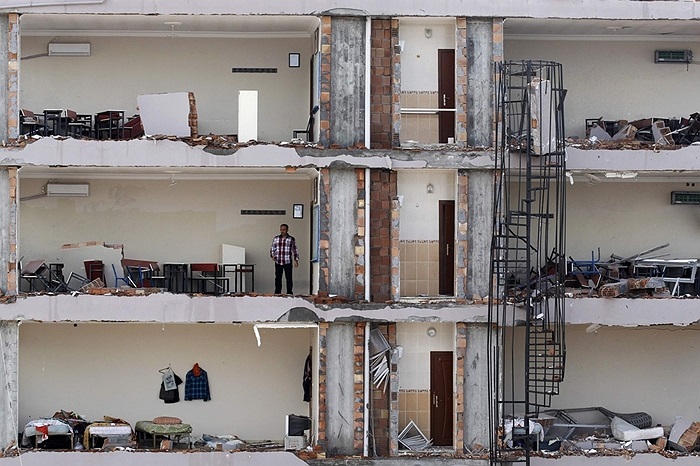 Người đàn ông kiểm tra thiệt hại sua một vụ nổ tại Reyhanli, Thổ Nhĩ Kỳ