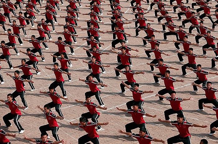 Những học viên tập võ gần chùa Thiếu Lâm ở Đăng Phong, Trung Quốc