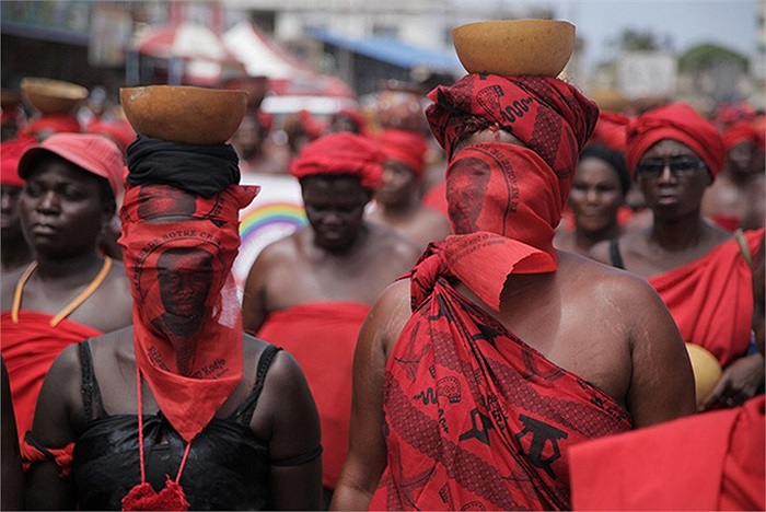 Người phụ nữ mặc trang phục màu đỏ truyền thống diễu hành phản đối cái chết của Etienne Yakanou ở Lome, Togo