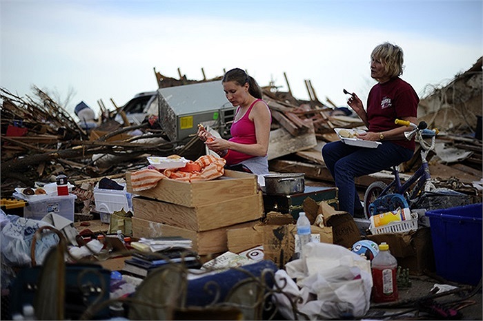 Bà Standy Stewart cùng con dâu Robyn Rojas ăn uống giữa đống đổ nát sau cơn lốc xoáy ở Oklahoma,Mỹ