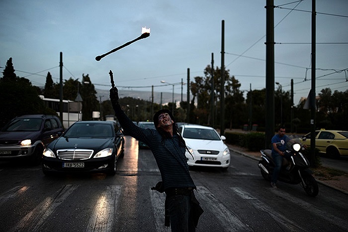 Một người tung hứng giữa đường phố ở Greece, Hy Lạp