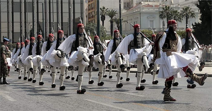 Đội danh dự diễu hành ngang qua Đền thờ liệt sỹ vô danh trước tòa nhà Quốc hội Hy Lạp ở Aithen