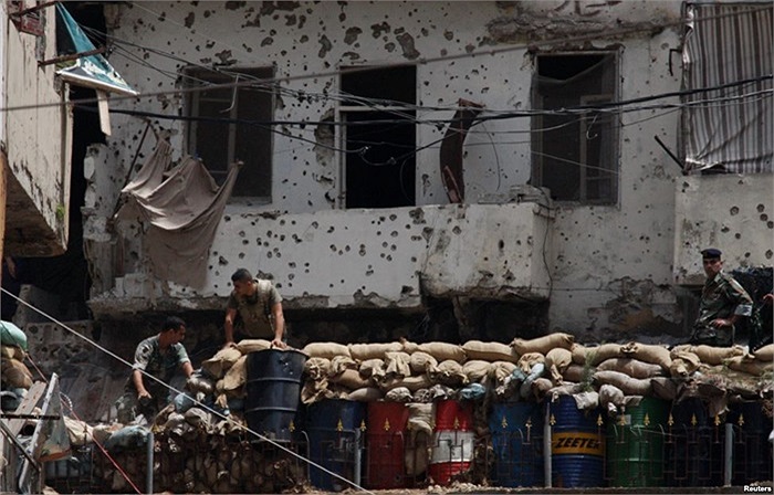 Binh sỹ Lebanon đang di chuyển những rào chắn sau nhiều tháng xung đột giữa những người Hồi giáo và cộng đồng Alawite ở Tripoli