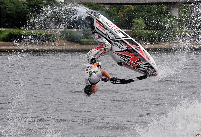 Người đàn ông trình diễn moto nước ở Tokyo, Nhật Bản