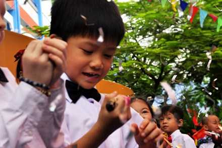 Chú lính chì rất háo hức với lễ Khai giảng có việc phóng sinh.