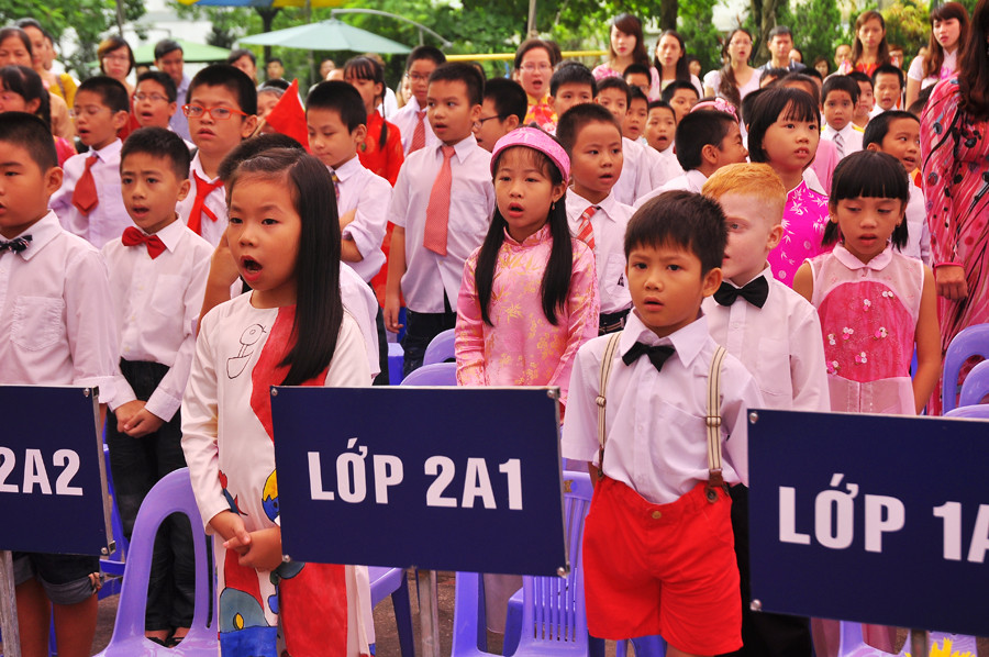 Thiện Nhân hát quốc ca chào mừng ngày khai trường.