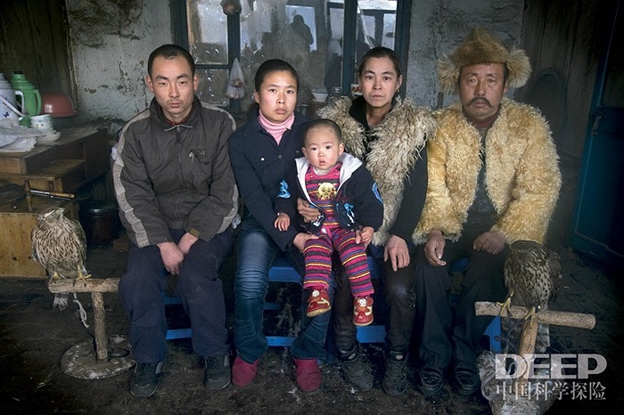 Hầu hết những gia đình ở ngôi làng này sống phụ thuộc vào nghề nuôi chim ưng