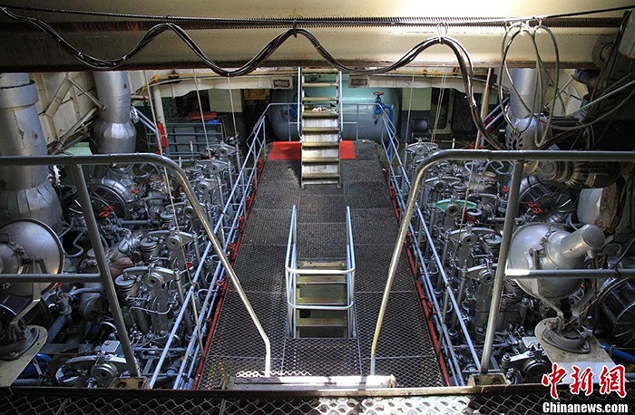 Khoang máy móc trong tàu 311