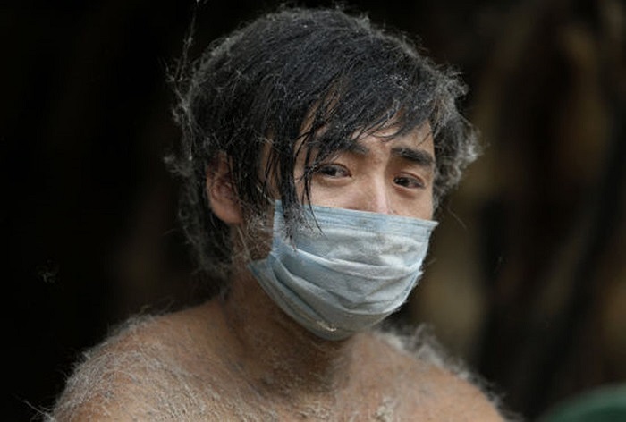 Một công nhân sản xuất lông thú ở Chongfu, Chiết Giang, Trung Quốc