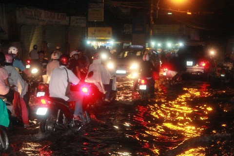 TP.HCM, ngập nước, Âu Cơ, Hoà Bình, chết máy, bì bõm, sông, mênh mông