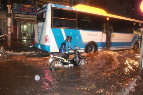 TP.HCM, ngập nước, Âu Cơ, Hoà Bình, chết máy, bì bõm, sông, mênh mông
