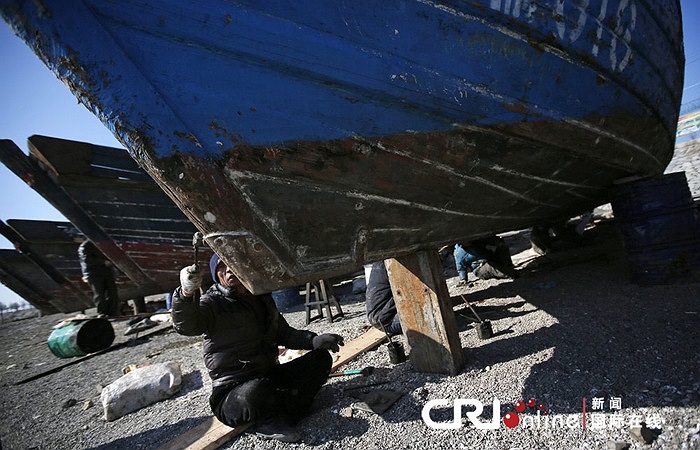 Người dân đóng sửa tàu ở khu vực biên giới Trung Quốc- Triều Tiên ngày 7/4/2013