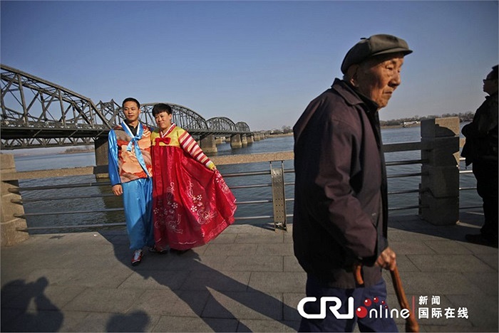 Cặp đôi chụp ảnh ở khu vực biên giới Trung Quốc- Triều Tiên ngày 7/4/2013