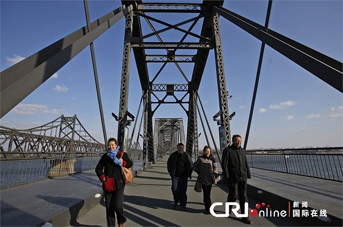 Du khách đi qua cầu của sông Áp Lục ngày 6/4/2013