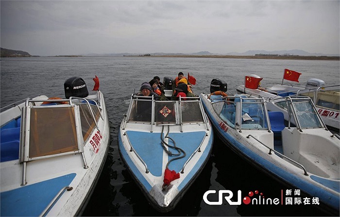 Tàu du lịch Trung Quốc đưa khách tham quan trên sông Áp Lục ngày 6/4/2013