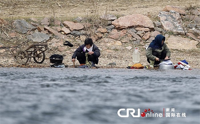 Phụ nữ Triều Tiên bên kia bờ sông Áp Lục ngày 6/4/2013