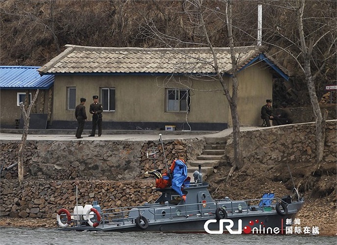 Binh lính và thuyền quân dụng Triều Tiên bên kia bờ sông Áp Lục ngày 6/4/2013