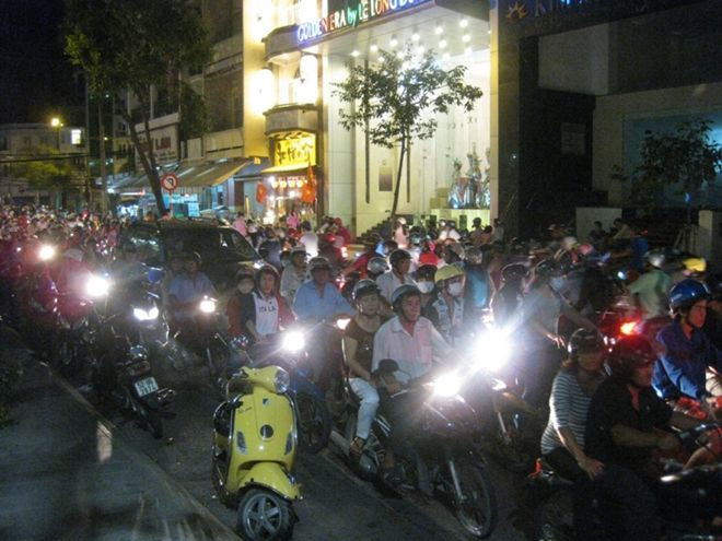 Tối 2/9, tiết trời mát mẻ, không mưa, nhiều người dân nô nức kéo về khu vực Đầm Sen và đầu hầm Thủ Thiêm (quận 2) từ rất sớm. 